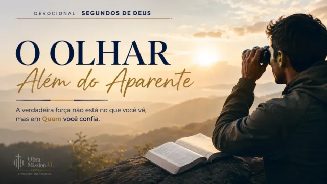 Homem observa o horizonte com binóculos ao lado de uma Bíblia aberta, diante de montanhas iluminadas pelo amanhecer, representando confiança em Deus além do que os olhos podem ver.