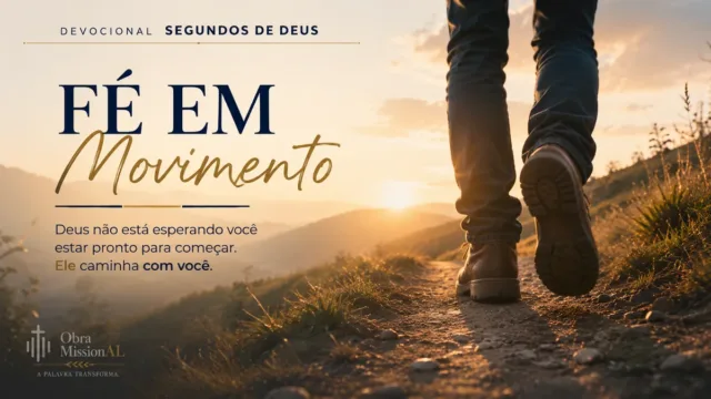 Pessoa caminha por uma trilha de montanha em direção ao horizonte iluminado, representando uma fé que se manifesta por meio de passos, decisões e movimento.