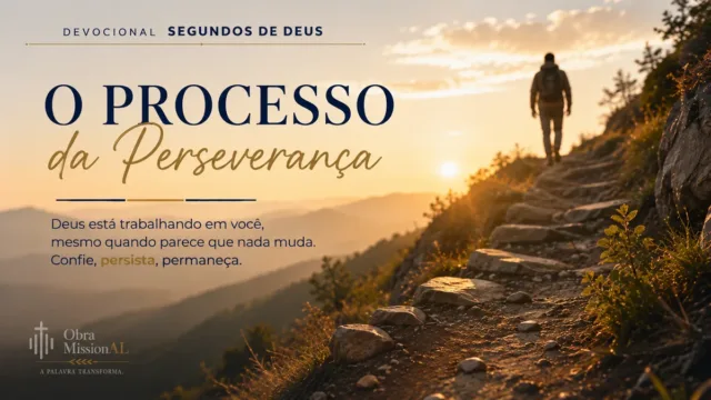 Pessoa segue por uma trilha íngreme de pedras em direção ao alto da montanha ao amanhecer, representando perseverança, constância e confiança durante o processo.