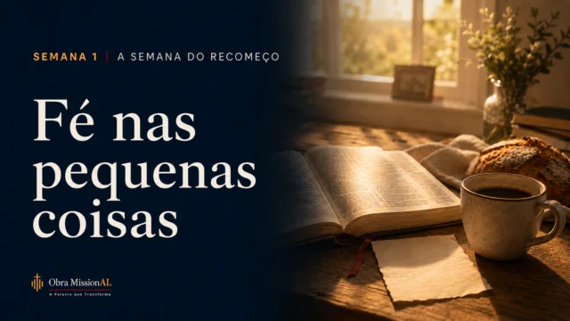 Bíblia aberta sobre uma mesa com pão e uma xícara, iluminada pela luz da manhã, representando a fé nas pequenas coisas.