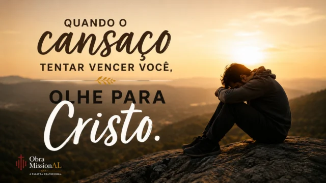 Pessoa em momento de cansaço e reflexão, olhando para baixo diante de uma paisagem ao entardecer, representando a necessidade de encontrar força em Cristo.