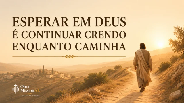 Pessoa caminhando por uma estrada ao entardecer, em cenário de luz dourada, representando a fé perseverante de quem continua crendo enquanto espera em Deus.