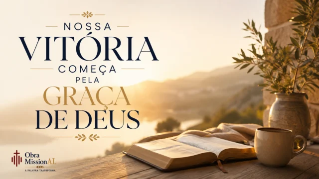 Paisagem com caminho iluminado ao amanhecer e a frase “Nossa vitória começa pela graça de Deus”, representando a vitória recebida em Cristo pela graça divina.