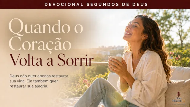 Mulher sorrindo em ambiente claro e acolhedor, representando paz, leveza e alegria restaurada por Deus.