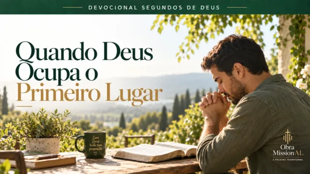 Homem em oração diante de uma Bíblia aberta sobre uma mesa, em ambiente iluminado com vista para montanhas e vegetação.
