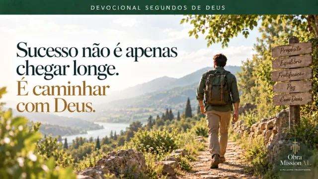 Homem com mochila caminhando por uma trilha entre montanhas, ao lado de placas indicando propósito, equilíbrio, frutificação, paz e Deus.